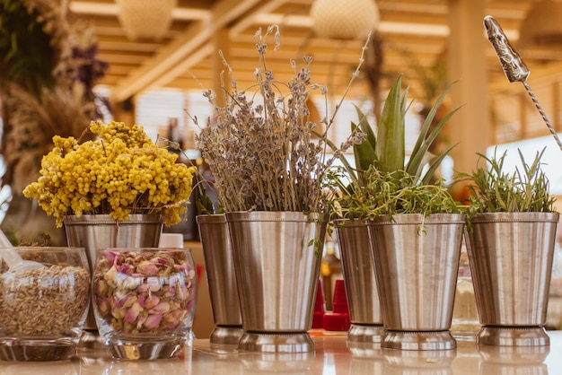 Zomerbar op het strand met ingrediënten voor cocktails deze bar is gemaakt van riet bamboehout en s