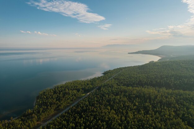 Zomerbeelden van het Baikalmeer in de ochtend zijn een spleetmeer in het zuiden van Siberië, Rusland. Baikal meer zomer landschapsmening. Drone's Eye View.