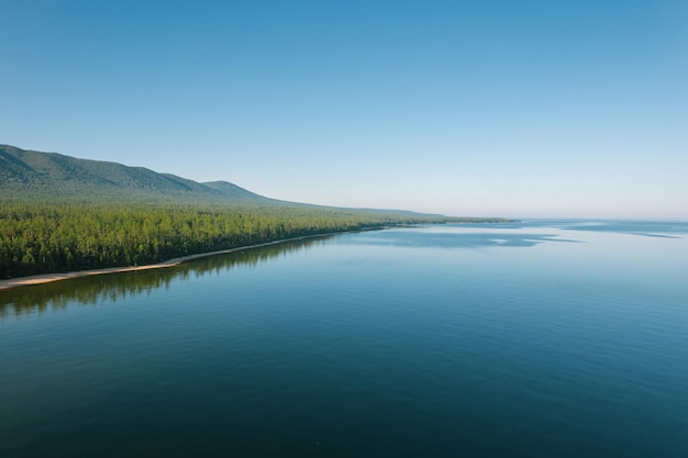 Zomerbeelden van het Baikalmeer is een spleetmeer in het zuiden van Siberië, Rusland. Baikal meer zomer landschapsmening. Drone's Eye View.