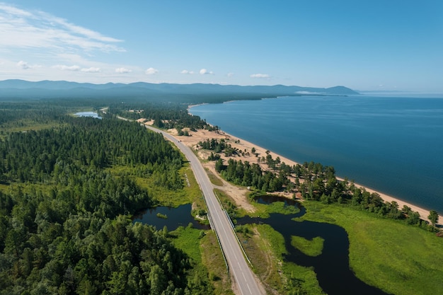 Zomerbeelden van het Baikalmeer is een spleetmeer in Zuid-Siberië Rusland Baikalmeer zomerlandschapsweergave Drone's Eye View