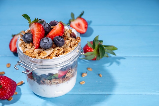 Foto zomerbessen granola ontbijt gelaagd dessert