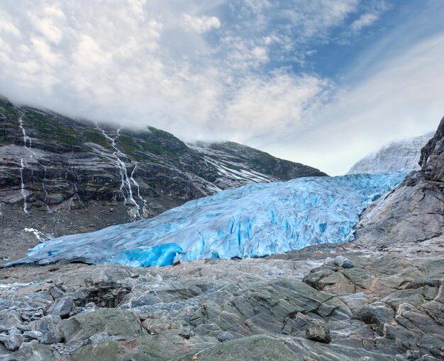 Foto zomerbewolkt uitzicht op de nigardsbreen-gletsjer in noorwegen