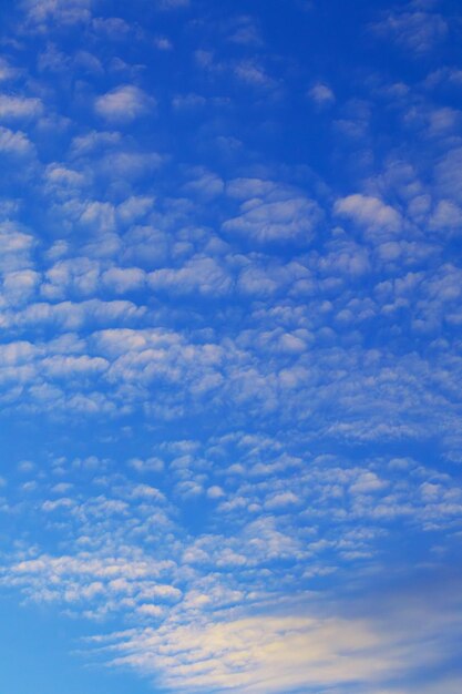 Foto zomerblauwe lucht met witte mooie wolken