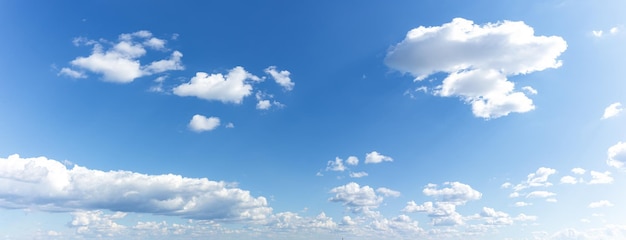 Zomerblauwe lucht met witte schoonheidswolken