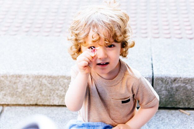 Zomerbloem wordt vastgehouden door kinderconceptplannen in het buitenland met kinderen in de zomer