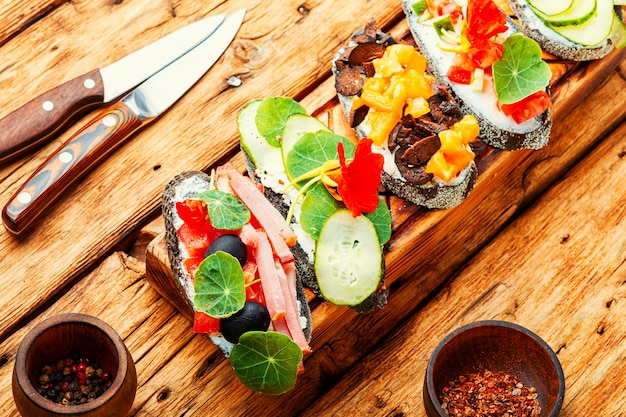 Zomerbruschetta's of crostini met kaas, spek en groenten.