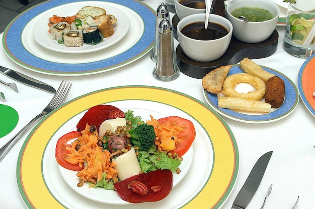 zomerbuffet groentesalade en sushi op een restauranttafel gemengde salade
