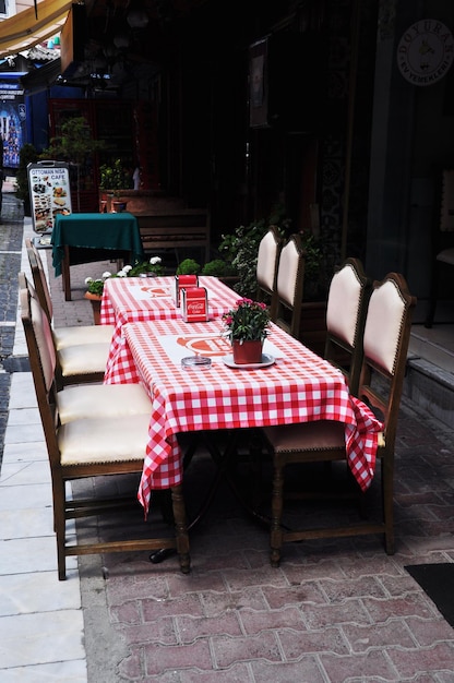 Zomercafétafels met geruite tafelkleden. 10 juli 2021, Istanbul, Turkije