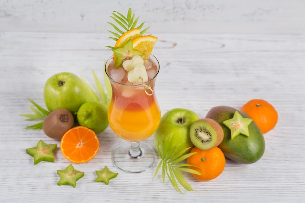 Zomercocktail met diverse tropische vruchten rondom