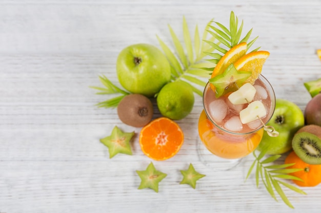 Zomercocktail met diverse tropische vruchten rondom