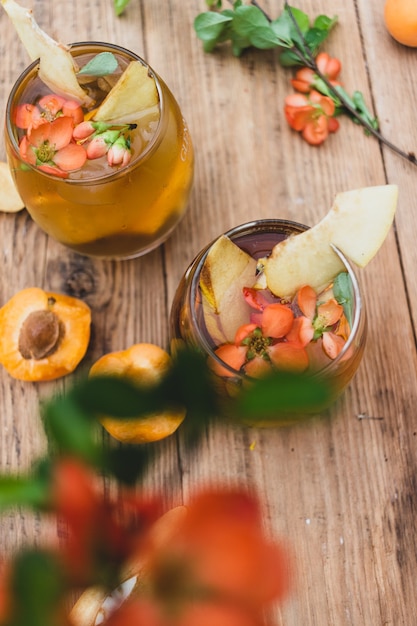 Zomercocktail met grapefruitbloemen en ijs