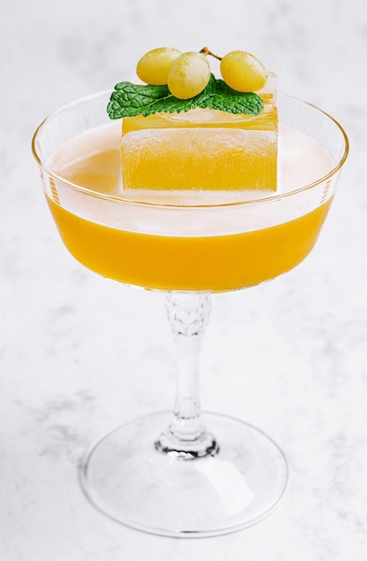 Zomercocktail pornoster martini op wit