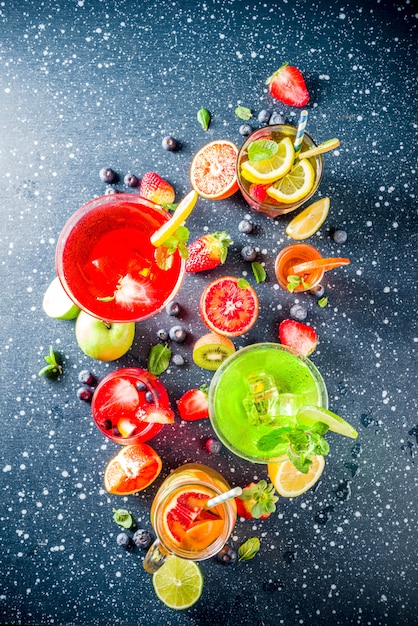 Zomercocktails in verschillende vormenglazen