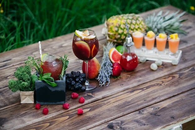 Zomercocktails met fruit op houten tafel