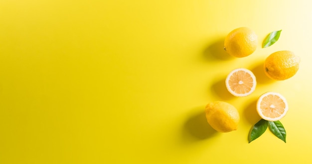 Zomercompositie gemaakt van sinaasappels, citroen of limoen op pastelgele achtergrond Fruit minimaal concept Plat lag bovenaanzicht kopieerruimte