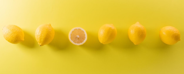 Foto zomercompositie gemaakt van sinaasappels, citroen of limoen op pastelgele achtergrond fruit minimaal concept plat lag bovenaanzicht kopieerruimte