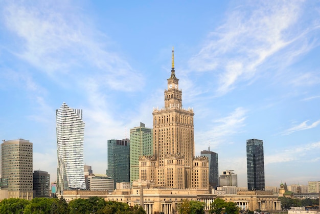 Zomerdag in Warschau Uitzicht op het Paleis van Wetenschap en Cultuur en wolkenkrabbers