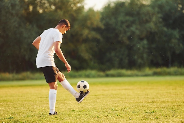 Zomerdag Jonge voetballer heeft training op het sportieve veld