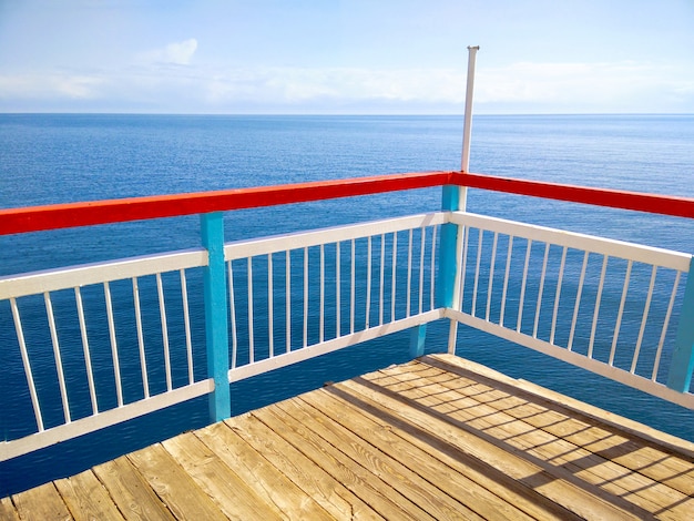 Zomerdag op het houten terras dok of pier