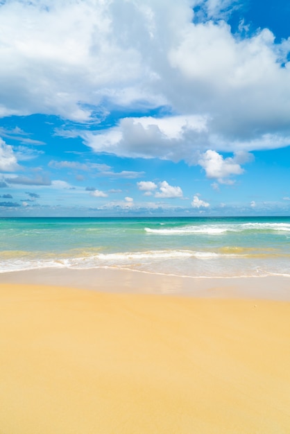 Zomerdag Phuket strand zee zand en lucht Landschapsmening van strand zee in zomerdag