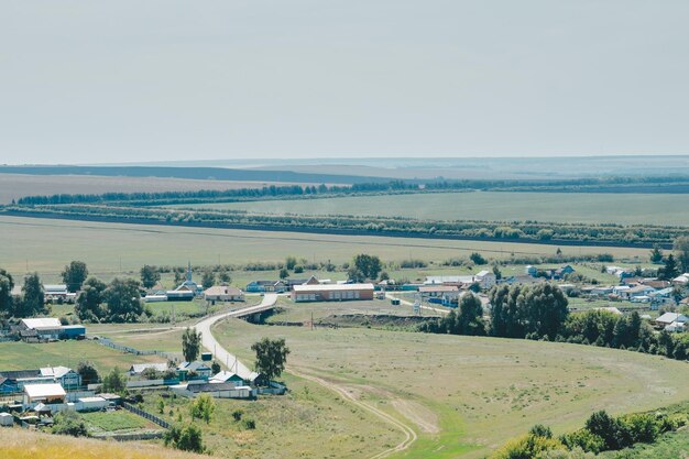 Foto zomerdorplandschap van boven