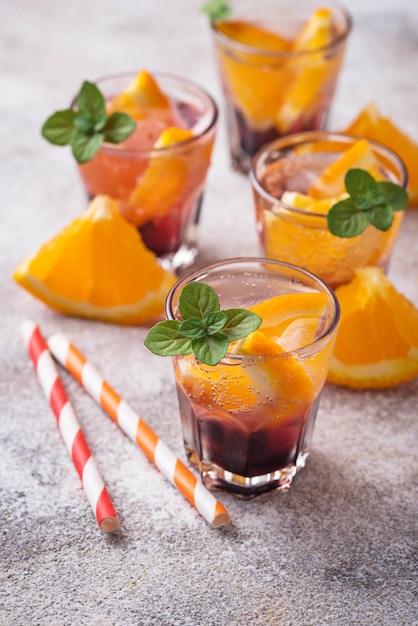 Zomerdrank met sinaasappel en bessen