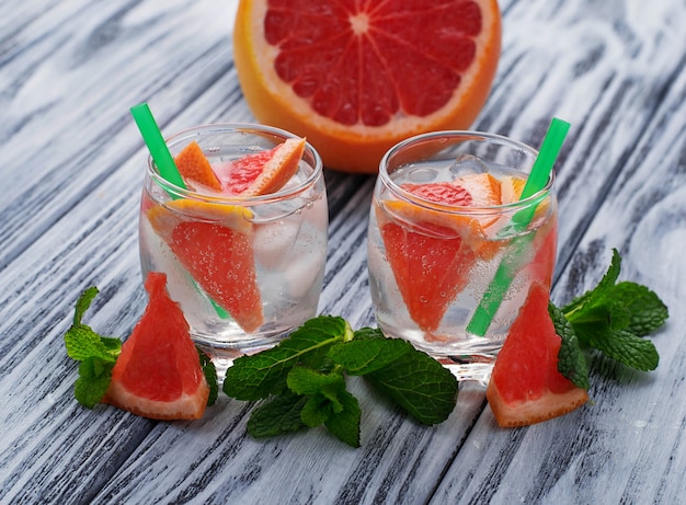 Zomerdranken met grapefruit en ijs