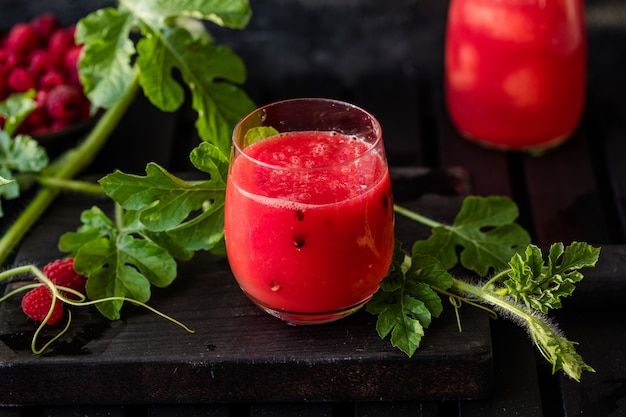 Zomerdrankje Koud watermeloensap met limoen en munt op een houten plank Berryfruit-smoothie