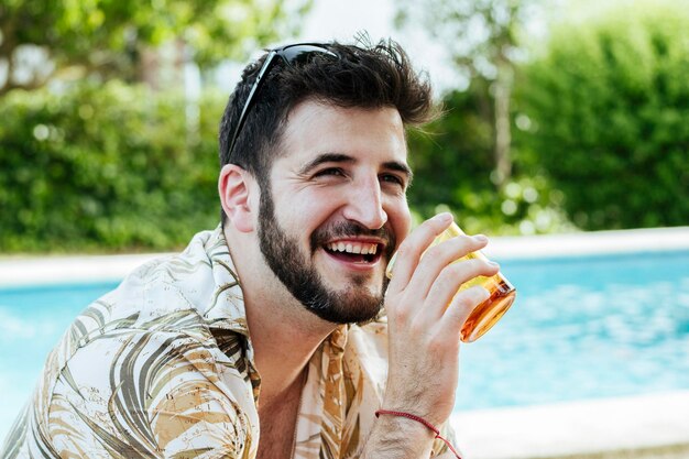 Zomerfeest Jongen bij het zwembad drinken en plezier maken