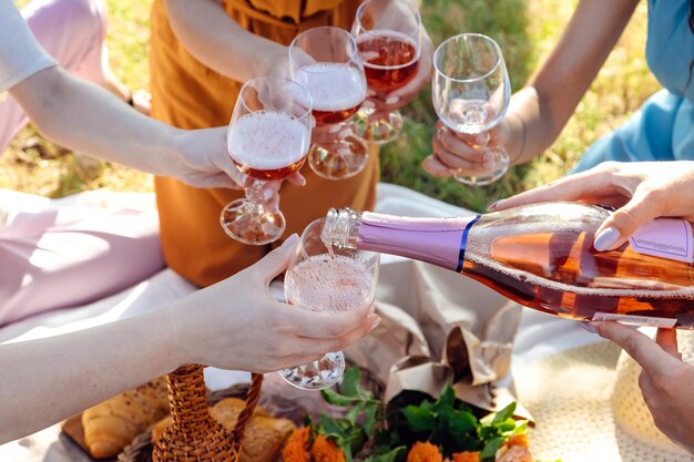 Foto zomerfeest tijd zomer drankjes cocktails bijeenkomst van vrienden vrienden handen toasten wijn dranken