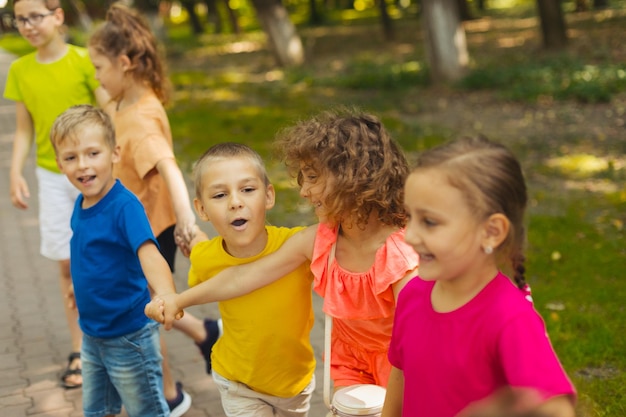 Zomerfeest voor actieve kinderen in het park