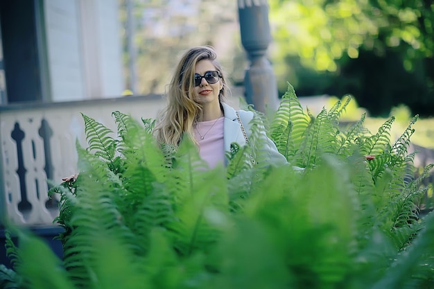 zomerfoto volwassen meisje / mooie blonde op zomerfoto, concept van zomer vrouwelijk geluk