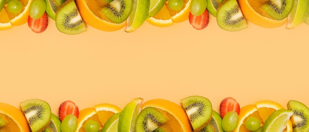 Zomerfruit banner met citrus en aardbeien met kopieerruimte op gekleurde achtergrond Plat lag bovenaanzicht