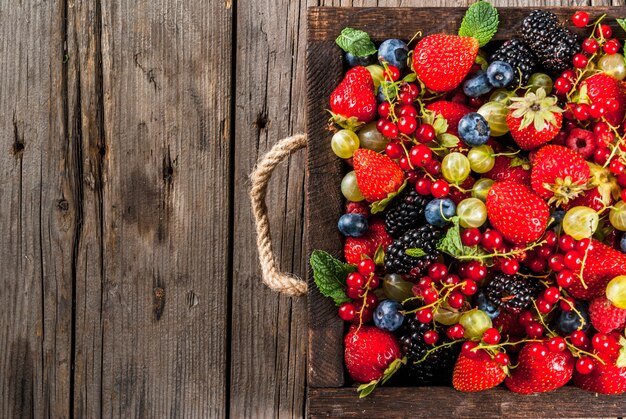 Zomerfruit en bessen. 6 soorten rauwe biologische boer bessen bovenaanzicht