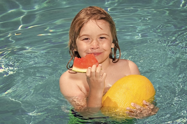 Zomerfruit Kid in zwembad tropisch zeewater