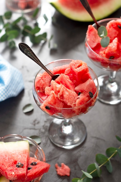 Zomerfruit, snack. Verse watermeloenplakken in glasbeker. Gezond, sappig fruit