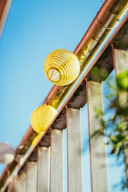 Zomergevoel op het balkon Close up van lampionnen