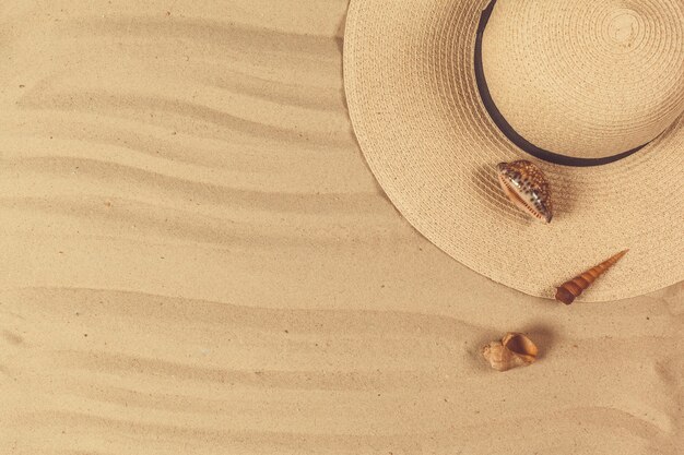 Zomerhoed op het tropische zandstrand