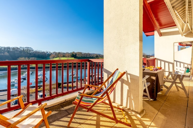 Zomerhuisterras Mooi terras met houten balustrade met uitzicht op zee