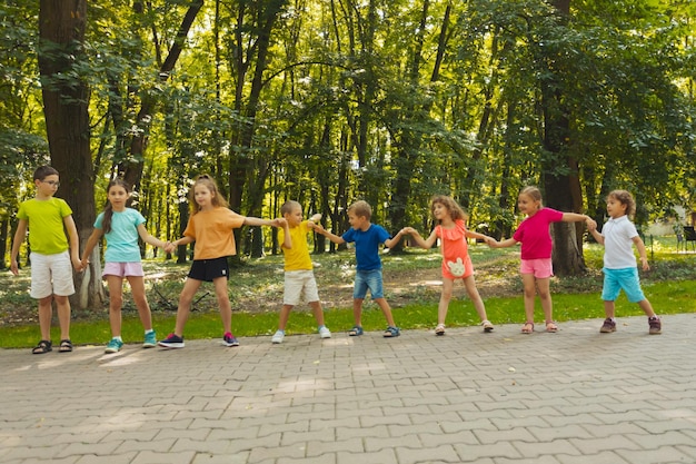 Zomerkamp kinderen maken golf hand in hand samen