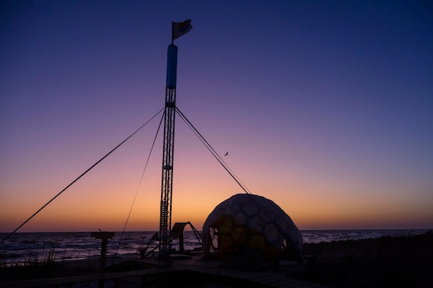 Zomerkamp met een vlag in de zuidelijke steppe bij zonsondergang Kinburn Foreland kust Zwarte Zee Oekraïne