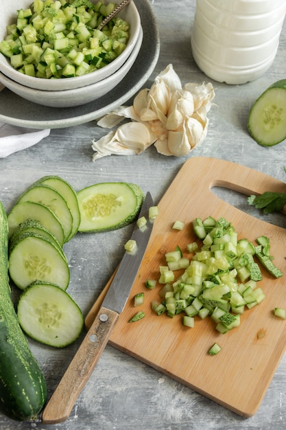 Zomerkoken met verse rauwe groenten, koude yoghurtsoep bereiden