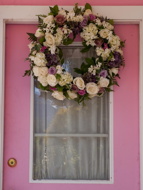 Zomerkrans op de deur van het roze huis. Historische Dollhouse-rij in Telluride, Colorado. Elk huis is geschilderd met heldere kleuren.