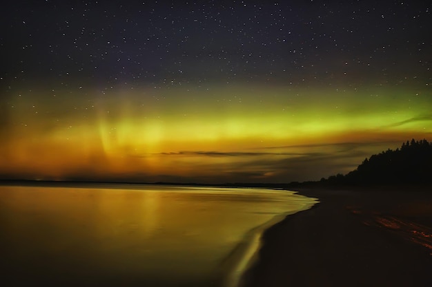 zomerlandschap aurora borealis, uitzicht op de uitstraling van de lucht, abstracte nacht natuur