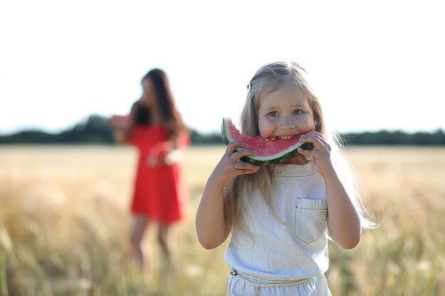 Zomerlandschap en een meisje op een natuurwandeling op het platteland.