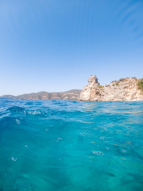 Zomerlandschap helderblauw zeewater