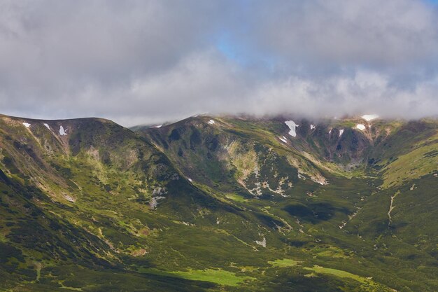 Zomerlandschap in bergen en de donkerblauwe lucht