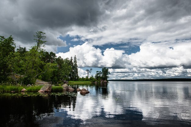 Zomerlandschap in park Monrepo bij de stad Vyborg in Rusland aan de oever van de Finse Golf