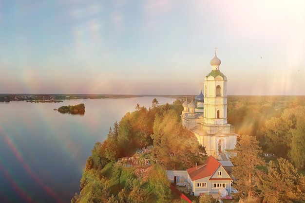 zomerlandschap in rusland zonsondergang, kerk aan de oevers van de rivier christendom orthodoxie