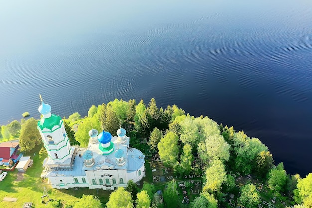 zomerlandschap in rusland zonsondergang, kerk aan de oevers van de rivier christendom orthodoxie